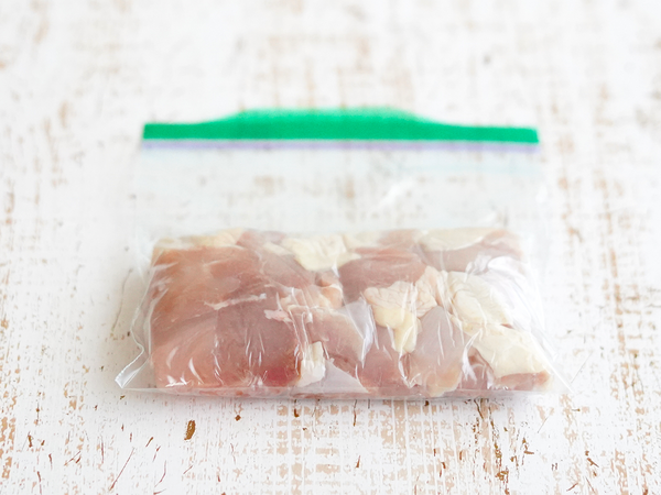 冷蔵庫空っぽなので ある物で作った献立〜。 ⁡ ミニ親子丼は鶏ひき肉で👌 ⁡ 我が家はそうめんも販売してるので そうめんには困りません😂 ⁡だがしかし小さい頃に娘に与えすぎたせいか 4歳の今そうめん食べなくなった😂 そうめん食べてくれると 夏は楽なのにな〜て