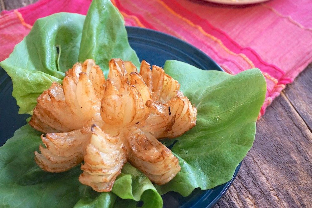 衣サクサク、中身シャッキっと食感を楽しめるパーティレシピ！ こんにちはHITOOMOIです🌷 今回は玉ねぎを2個使用した「丸ごとオニオンフライ」の紹介です！玉ねぎが傷む前に消費したい方必見👀 ---HITOOMOIの大量消費レシピ🔥--- 冷蔵庫に眠っていた玉ねぎを発見