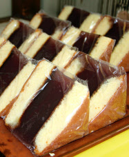 レトロパッケージの代表格！和歌山の「デラベール デラックスケーキ」 旅するデザイナーがおすすめする旅先でのお土産たち！コラムカルチャー＆ ライフFUDGE.jp