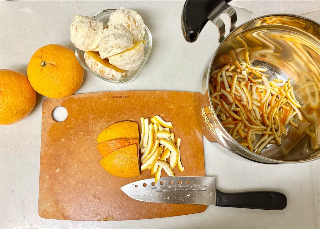 マーマレード , 楽しみにしていたお庭の甘夏みかん🍊, そのまま食べても美味しいけど, 流石に消費できないのでジャム作り🫙🫙🍊,久しぶりにレシピ本を開いて📚, 下処理大変で3時間程かかりました😅, ジャムってこんなに砂糖使うのね😱, 怖くなって上白糖は使わず,三温糖とはちみつにレシピ変更😧, トーストに塗ったり、ヨーグルトに入れたり, 楽しみ〜🥣🍞, よっぴにも食べてもらお〜👦🌱,