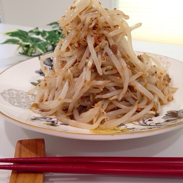 お酒にピッタリ節約レシピ！レンジでチンして和えるだけ！『ピリ辛おつまみもやし』の作り方 - てぬキッチン