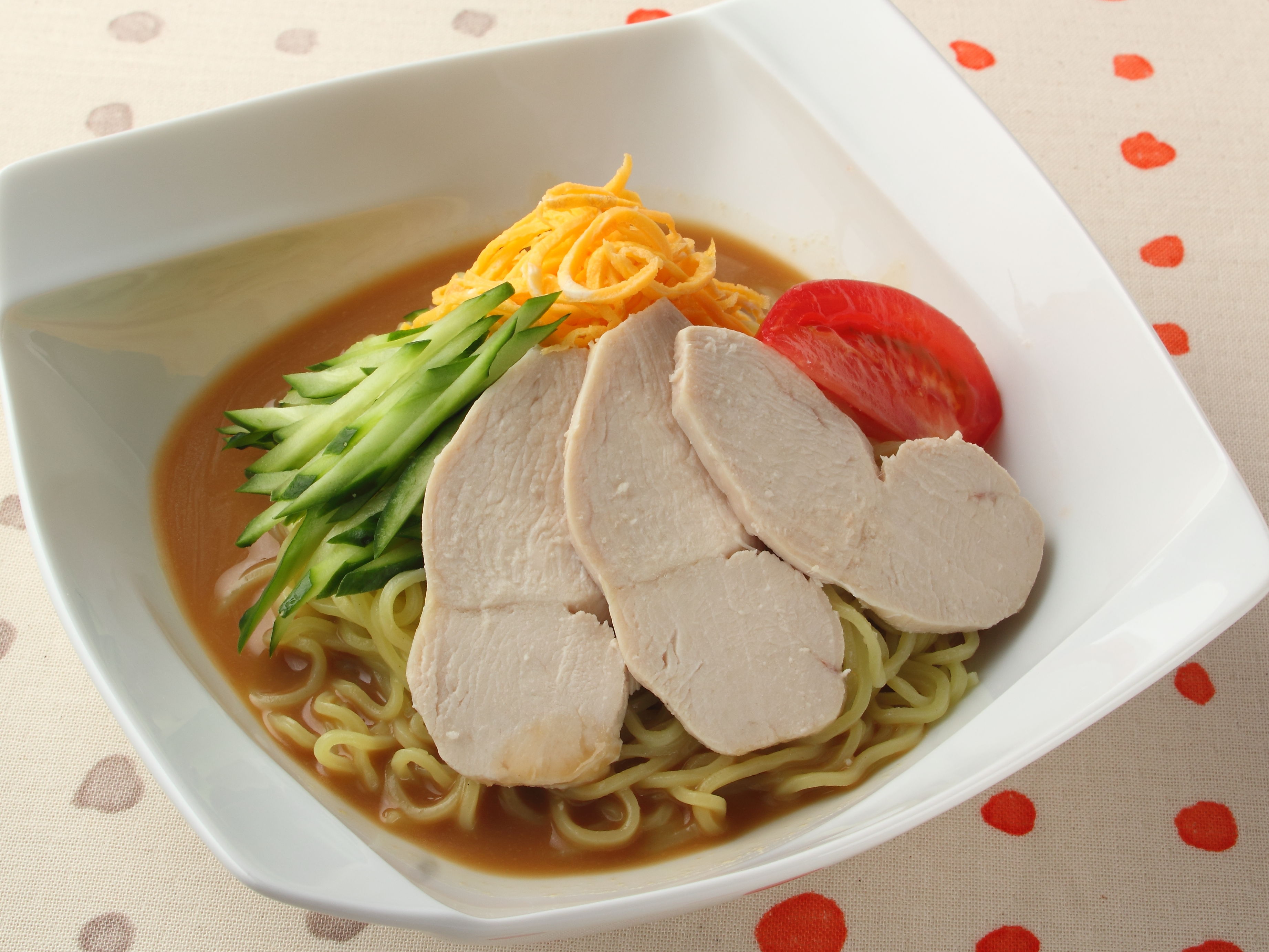 やわらか鶏のごまだれ冷やし中華