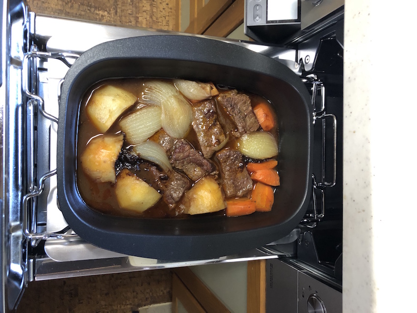 ローストビーフをキャンプで作るレシピ5選湯煎やダッチオーブンで簡単に！料理・レシピBE-PAL キャンプ、アウトドア、自然派生活の情報源ビーパル