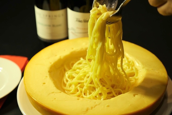 ゴーダワインの2年熟成です。ちょっぴりクセのあるゴーダで、最後に赤ワインの風味が残ります。赤ワインゴーダチーズブレゼント名古屋グルメ名古屋チーズ工房