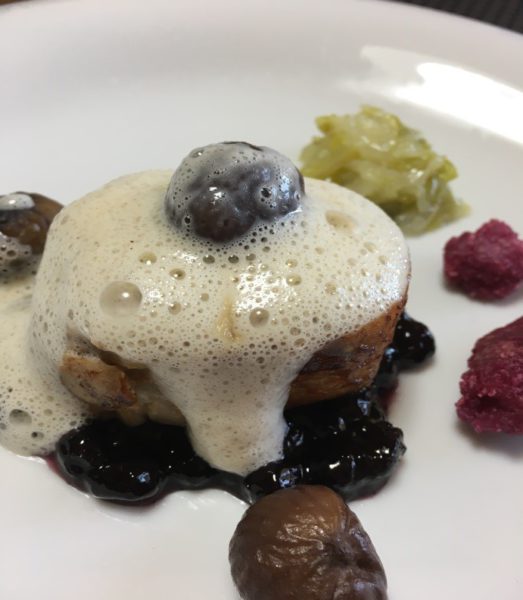 超有料級レシピ フランス郷土料理 鶏のバロティーヌ ⁡材料•鶏もも肉：1枚 •甜菜糖：4g •天然塩：4g •塩麹：大さじ1•人参：1 3本 棒状カット・下茹で•サヤインゲン：4本 下茹で⁡キノコペースト•舞茸：1 2パック •しめじ：1 2パック•天然塩：1つまみ •豆乳