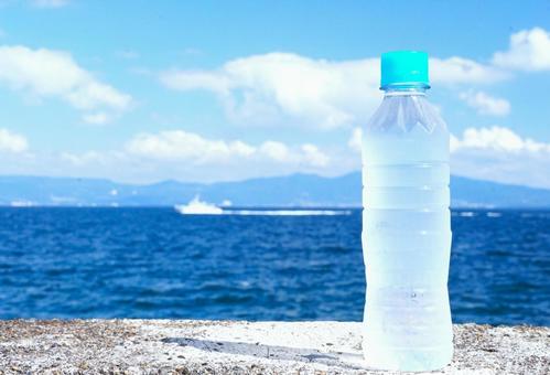 フリーイラスト：ペットボトルの水