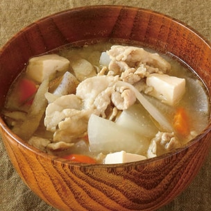 れんこんとごぼう 玉ねぎの豚汁 ⁡ 今日は根菜モリモリで豚肉を入れた 根菜豚汁でした〜♪ ⁡ ◇作り方手順 ①鍋に水とカットしたれんこんと ささがき ごぼうとくし切りの玉ねぎを 入れ豚肉を広げて入れ火にかけます。 ②沸騰したらアクを取り、10分ほど 煮ます。 ②火を止め