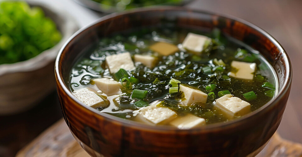 ←他の投稿も美味しいよ😋見てね♡, 全国47都道府県のお味噌汁を飲み比べ出来ちゃう♪, あなたはどのお味噌にする？？,六本木 みそめぼれ @miso_mebore_roppongi , だいぶ涼しくなってきて、ホッと温まるお味噌汁に癒される♡,ここでは全国様々なお味噌で作るお味噌汁をいただけます。, 出身地で選ぶもヨシ、, 未開拓のお味にチャレンジするもヨシ！,