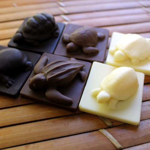 柿ピーモーニング♬🍘☺️✨ . 今朝は亀田製菓の 『亀田の柿の種チョコ＆アーモンド』 . 発売になったばかりのやつ！亀田のチョコ柿の種第二弾🍫🍘. 大好きなホワイトチョコ柿の種が無いのは残念だけど明治チョコレートを使った絶対的旨さ♬😋✨ . コクがあって甘くて