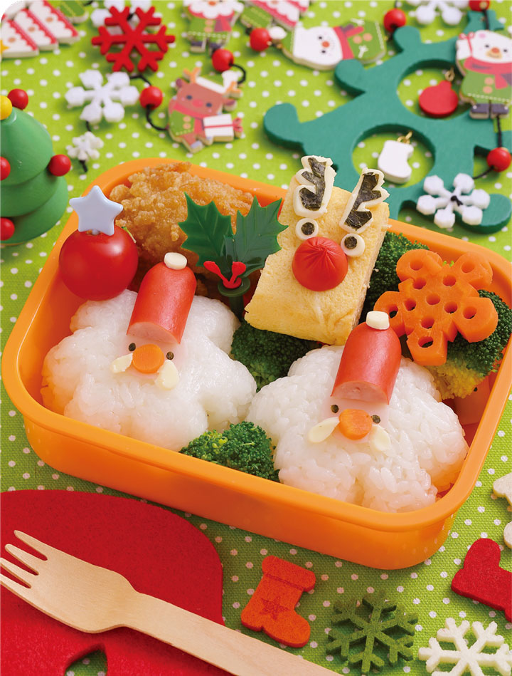 クリスマス弁当クリスマスおにぎり, 前回投稿したお弁当のメイキング動画です✨️,1番簡単なのはサンタだけど、海苔を巻いて固定できるトナカイやサンタ服が食べやすいかも🦌🎅🏻, ・,大小の丸い型抜きは、セリアで購入したのを使ってます。, 丸いフタや、太いストローなどで代用してね！, ・,左利きについては、ハサミシーンとかの動画が違和感あるだろうなぁとは思ってました。,