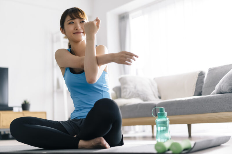 酵素和菓子 - 酵素かるっぷる🍎かるかん生地の作り方 , 材料, 上新粉 100g, すりおろした長いも 80g, 三温糖 40g, 水50cc, 卵白1個分, 中餡適量 かるっぷる🍎中餡の作り方は、ひとつ前の投稿を見てね☝️ ,トッピング例：上掛け用ホワイトチョコ チョコペン, 準備, 卵白をハンドミキサーで角が立つまで泡立てる。, 作り方,1.