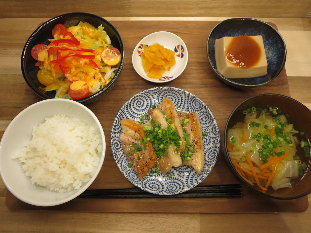 簡単サムギョプサル風の献立 主食：超簡単ピリ辛クッパ ～某有名焼肉屋風～、副菜：丸鶏きゅうりナムル 献立 ・メニュー 味の素パーク たべる楽しさを、もっと