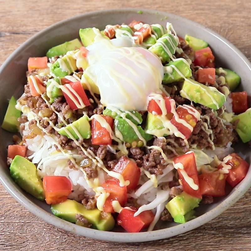 ワンパンで簡単ロコモコ風そぼろ丼レシピ