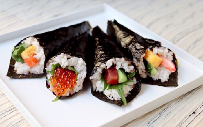 くずれにくい手巻寿司の巻き方に「明らかに食べやすい」。海苔の切り方にひと工夫！ - macaroni