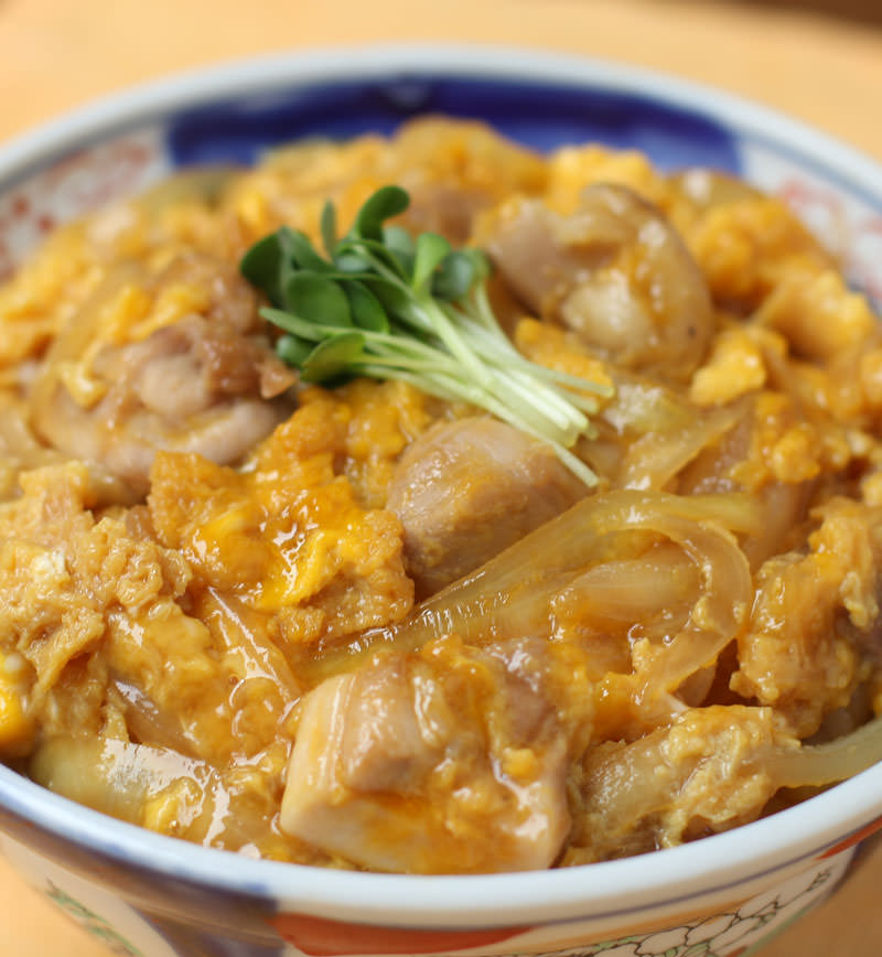 普通の親子丼 シェフが極限にまで美味しくするシンプルな作り方👨‍🍳, 修行時代まかないに先輩が作ってくれた思い出のレシピ。,普通なんですが、自分なりの調理のポイントなど丁寧に解説しましたので、本編動画もぜひ参考に作ってみて下さい✨, ●材料 約2人前 , 鶏もも肉1枚, 醤油・酒・みりん 各大さじ2, チキンコンソメ 100〜150ml, 玉ねぎ1 4個, 卵