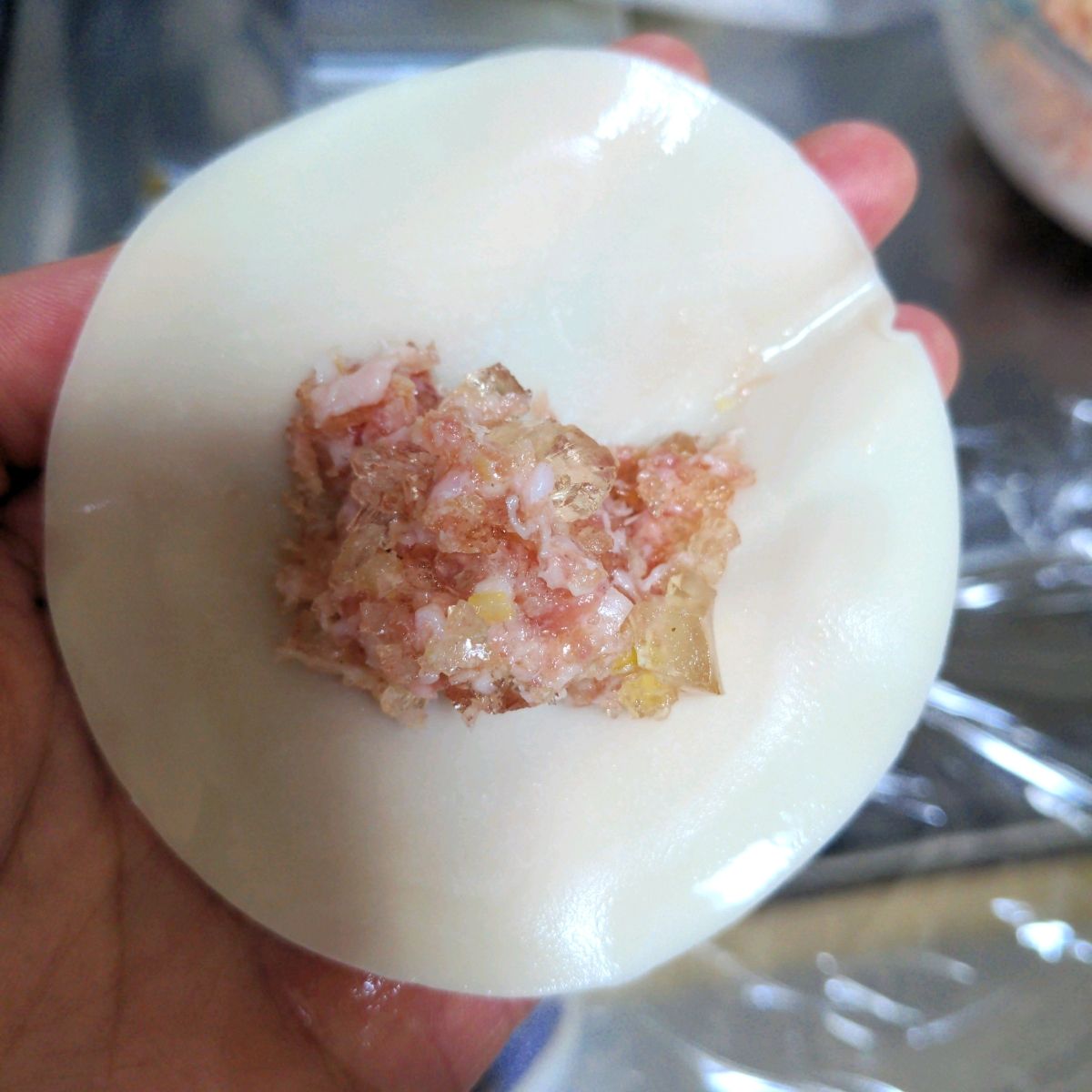 小籠包レシピ皮の作り方と包み方 小籠包のコツ 1.皮から手作りすること 2.タネがもれないように包むこと ． 以上で〜す＾＾あとは適当でok 皮は餃子の皮のレシピで大丈夫です今回は熱湯を使いました さてさて 小籠包ですが 市販の大判皮でも作れます