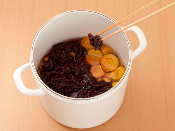 赤紫蘇の下ごしらえとアク抜き。基本的な手順と簡易な方法