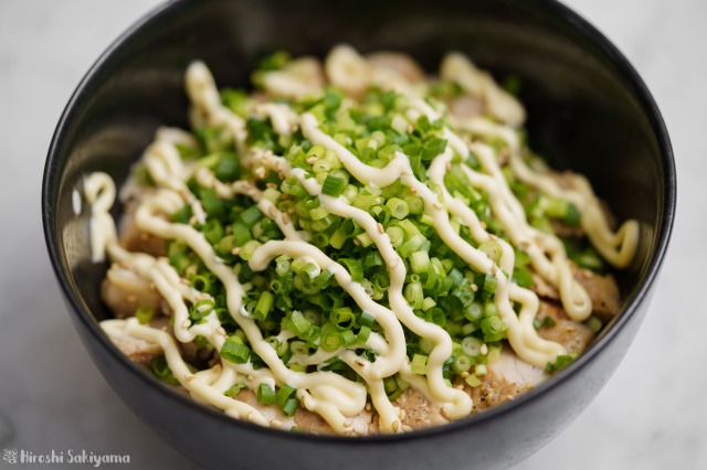 簡単絶品！韓国式ねぎチャーシュー丼レシピ。トッピングの作り置きがおすすめカライチ