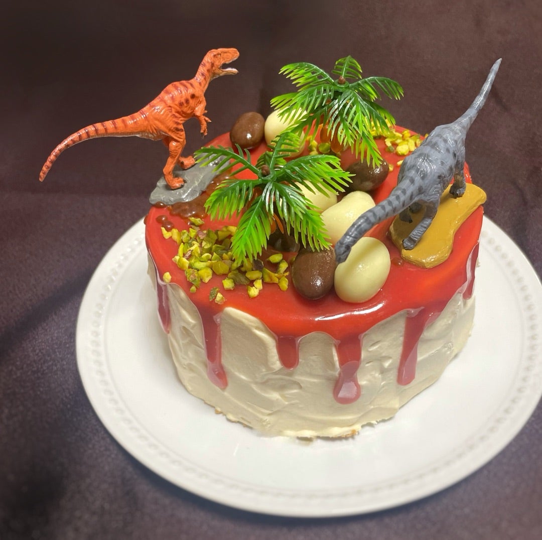 恐竜🦕🦖のデコレーションケーキ完全オリジナルのオーダーケーキですので、毎月の制作数に限りがあります。 沢山のケーキお問い合わせ頂いてます。内容によりお受けできないこともありますことご了承下さい。 内容確定する前の内容確認メールの返信が遅い場合は、 ご