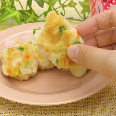 サクフワ『はんぺんナゲット』 * 鶏ひき肉とはんぺんをポリ袋に入れて手でもんで混ぜ、 薄力粉をまぶして上げるナゲットです。味付けはマヨネーズ、塩、こしょうだけ！ はんぺんのおかげでふんわりおいしく仕上がります。 * * →→→2枚目以降にスワイプしてレシピの詳細