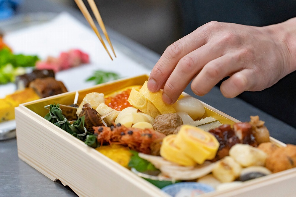 たつみ寿司です🍣 おせち料理の予約を開始致しました✨ 🎍和風おせち 三段重59,400円 🎍和風おせち 二段重35,640円🎍お手軽二段重 19,440円 上記のおせちに加え、 今年から 贅沢三昧 三段重 をご用意致しました✨ 限定１０個 お値段は100,000円です！そして、ふぐ