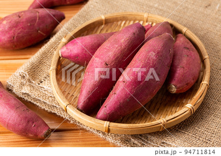 2本のサツマイモの写真素材231473111 毎月1点無料 フリー のストックフォト イメージマート