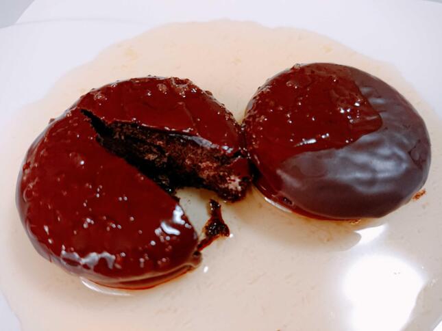 あのロッテ「チョコパイ」がレベルアップ！ 賞味期限2日の「生チョコパイ」が1年限定で販売中 – 食楽web