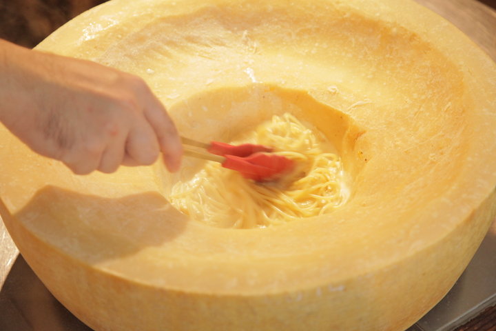 パルミジャーノ・レッジャーノ DOP 24ヶ月 グラスフェッド 薄切りシェーブチーズ粉チーズ代替に最適 サラダ・パスタ・リゾットトッピング用Shaved Parmigiano Reggiano 24M Grassfed CheeseNature Kioskネイチャーキオスク世界各国のチーズ・生ハム・グルメ食品