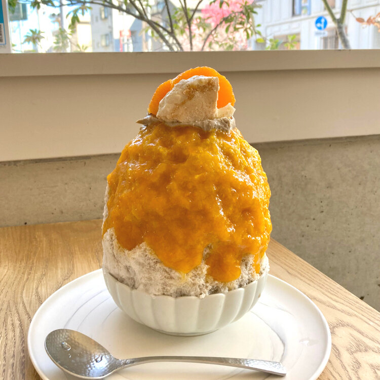 ファミマ限定「タピオカほうじ茶ラテ氷」は人気者の夢コラボ♪ ほうじ茶の香ばしさとタピオカのモチモチ感が最高ですかき氷の日Pouch ポーチ