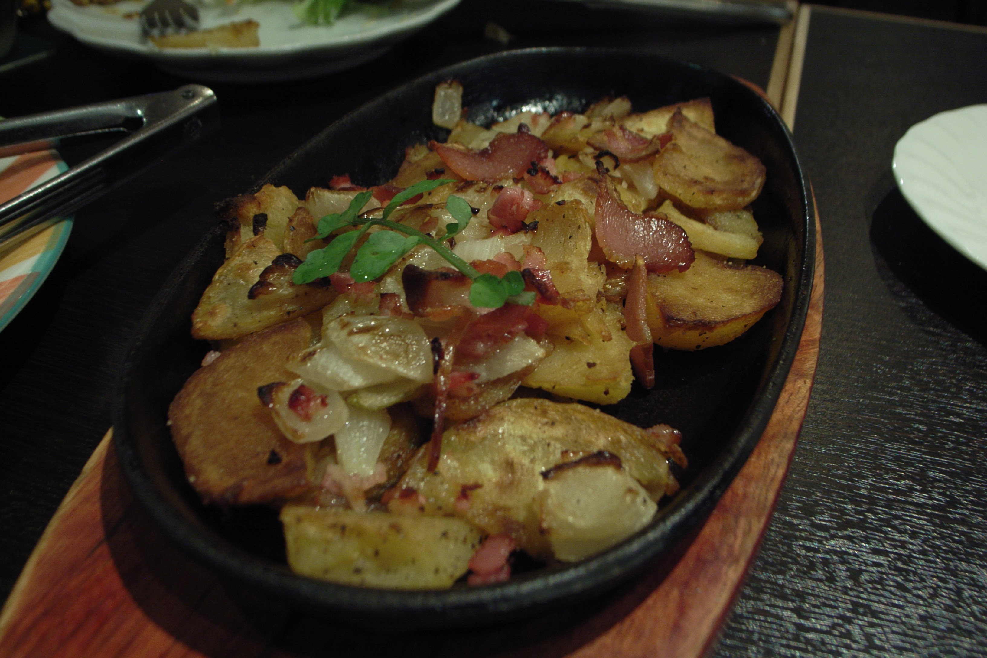 kaneaki91🇩🇪ブラートカルトッフェルン ごくごく普通のジャガイモとベーコンの炒めものですが、 ドイツ語にするとかっこいい名前になります👍ドイツに「ジャーマンポテト」という料理はなく、この料理が本場のそれ。 一番の特徴はじゃがいもを輪切りにすること