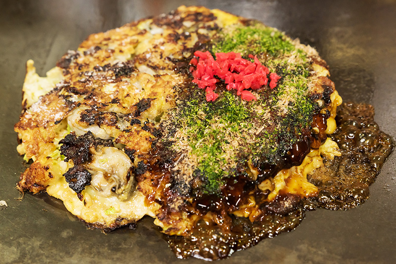 牡蠣🦪を超贅沢に使った「カキオコ」って知ってますか！？🦪😍𝕠𝕪𝕤𝕥𝕖𝕣🦪 岡山県備前市日生町の名物グルメ🦪カキオコ🦪！牡蠣 が沢山とれる日生町のカキオコ街道ごあるくらい😳！ 大ぶりで加熱しても縮ずらい日生町の牡蠣は驚く美味しさでお好み焼きのソースに負けない