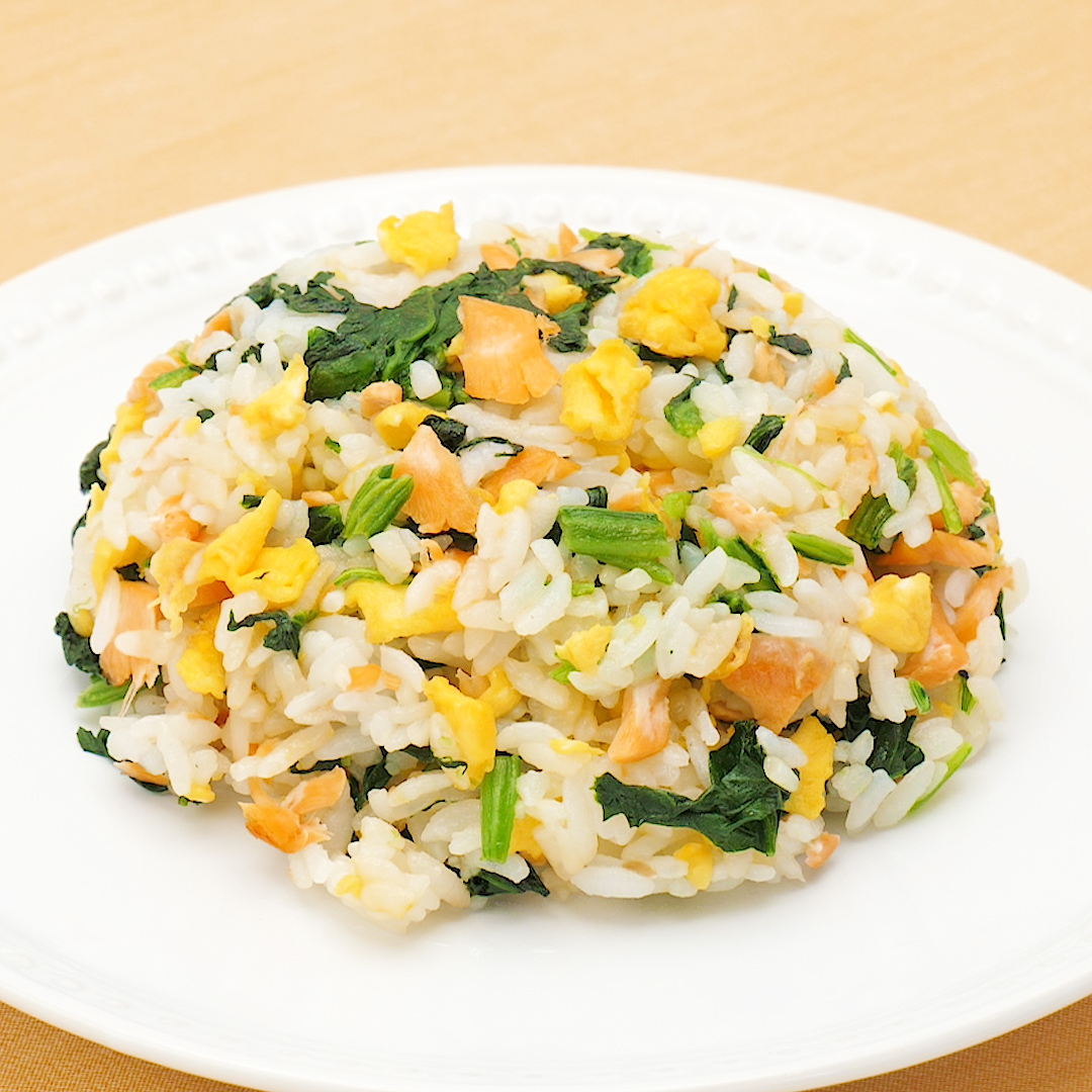 めんつゆで簡単に味が決まる！パラパラに仕上がる鮭チャーハン