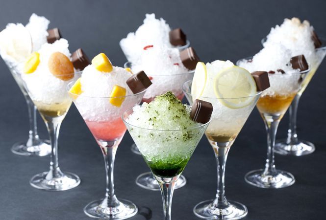 自家製冷凍ビール slushie カクテル グラスに氷と黒の背景にPremium写真