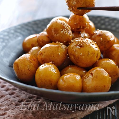 お子たちの愛する野菜といえば、じゃがいもではなかろうか。, この煮っころがしは娘が明日も食べたい🥹とオネダリしてくる最強レシピです。,新ジャガの旬はまさに今！皮もむかずに楽ちんでつくれる煮っころがしを見逃すな！！！,娘の愛した新じゃがの煮っころがし , 材料2-3人前 新じゃが 4つ 250g, ○醤油 大さじ1と1 2, ○みりん 大さじ1と1 2, ○砂糖 小さじ2, ○水