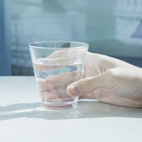 コップに入った水：イラスト無料