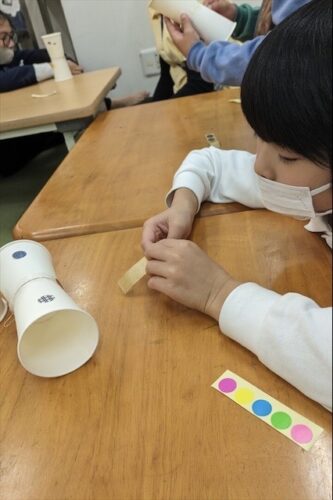 紙コップで作るフリスビーであそぼう 紙コップ２つを たてに８等分する はねの先を ビニール