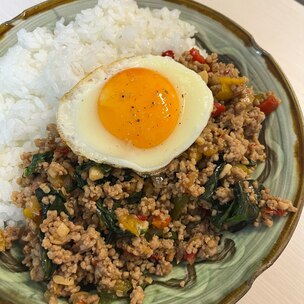 タイ料理の定番🇹🇭⁠ 『豚肉とガパオの 炒めのせご飯』⁠ ⁠ 「ガパオ」って、⁠ どんな意味があるかご存知ですか？👀⁠ ⁠ 実は ⁠日本名で「ホーリーバジル」というハーブの名前なんです！⁠ ⁠ そして「ガパオライス」は ⁠ タイの「パッガパオガイ」という、ホーリーバジルと