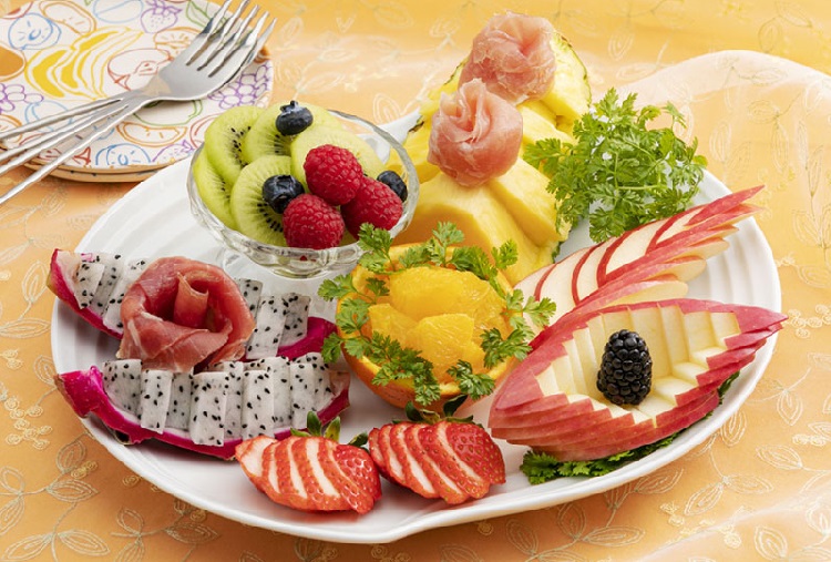 ✨✨お洒落アペタイザー✨✨ ハム、生ハム、サラミなどをお洒落に盛り付けてご家族、ご夫婦でカンパーイ🥂とかいかがですか？みやこハムみやこハム好き生ハムハムサラミサラダサラダレシピサラダプレート生ハムレシピ生ハムサラダアペタイザー