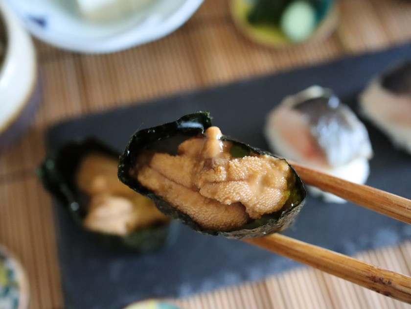 軍艦巻きのウニとイクラ 10145001776 の写真・イラスト素材アマナイメージズ