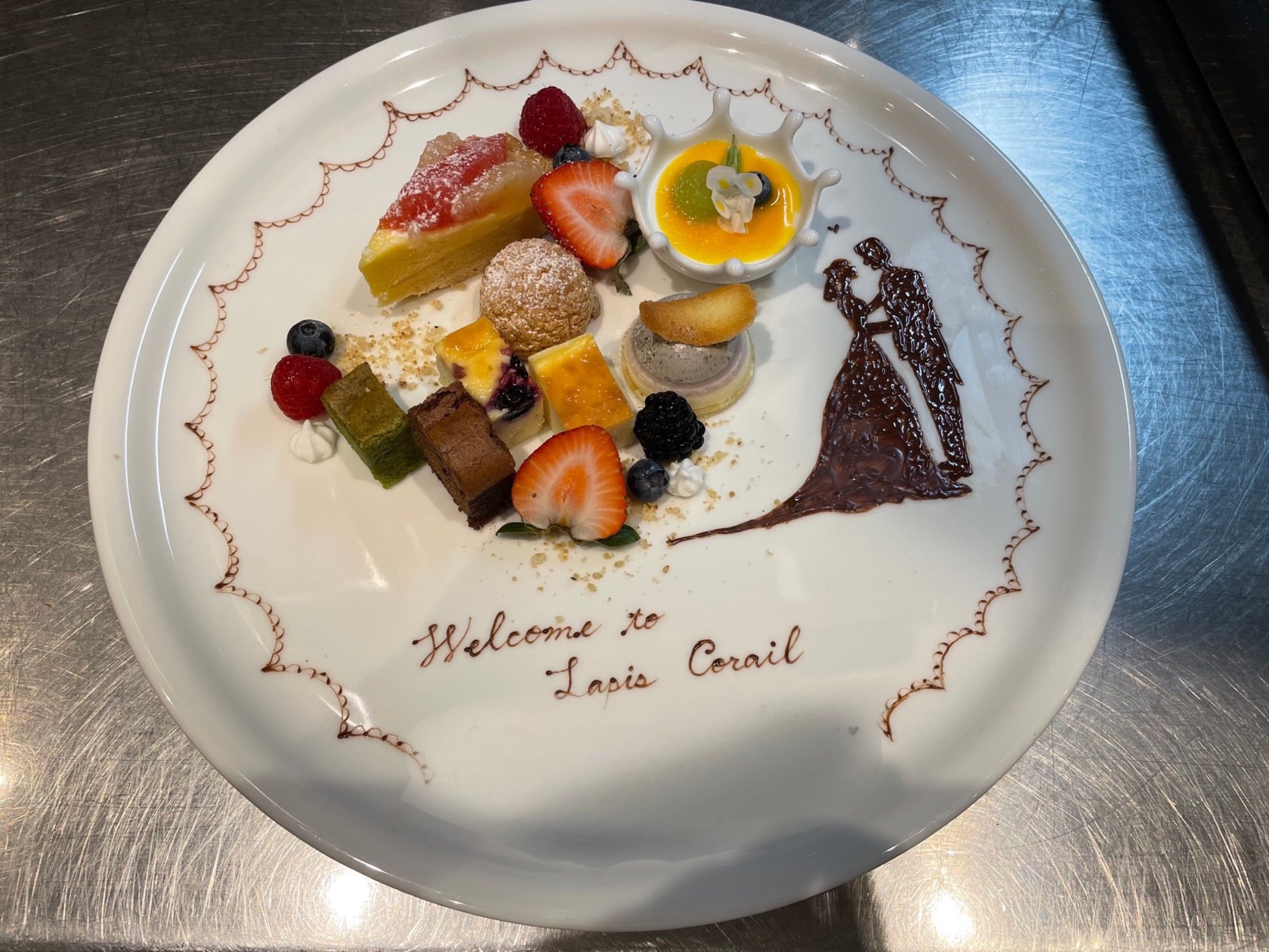 happy wedding💍 薔薇の花束💐チョコペンチョコペンアートチョコペンアートプレートチョコペンアート練習中皿文字デザートプレートパイピングサプライズアート