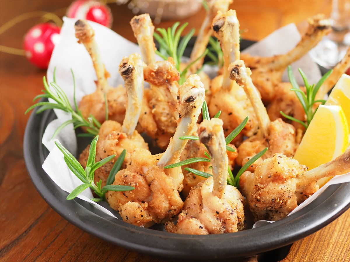 手羽先どーんでアルミホイルばーんで煮るだけ🐔手羽を冷凍庫に常備したくなる。簡単煮材料・手羽先5〜6本 ・めんつゆ 2倍濃縮50cc ・ポン酢50cc ・水100cc作り方鍋に材料すべて入れ、落とし蓋して両面7〜8分ずつ煮るだけ！tiktokfood煮物鶏肉手羽の食べ方