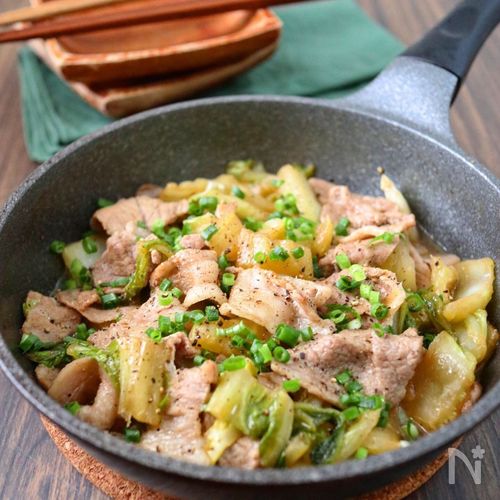 レンジ簡単！無水豚巻きもやしポン酢 ,材料 , 豚ロース200g,薄切り , もやし1袋, 鶏がらの素大さじ1 2, ポン酢適量,※きざみねぎ, ※白ごま, ※一味,作り方 , ①もやし1袋を水洗い, ②薄切りの豚ロースでもやしを包む,③耐熱皿に並べたら全体に鶏がらの素大さじ1 2をふりかけ、ふんわりラップして600w3分チン,