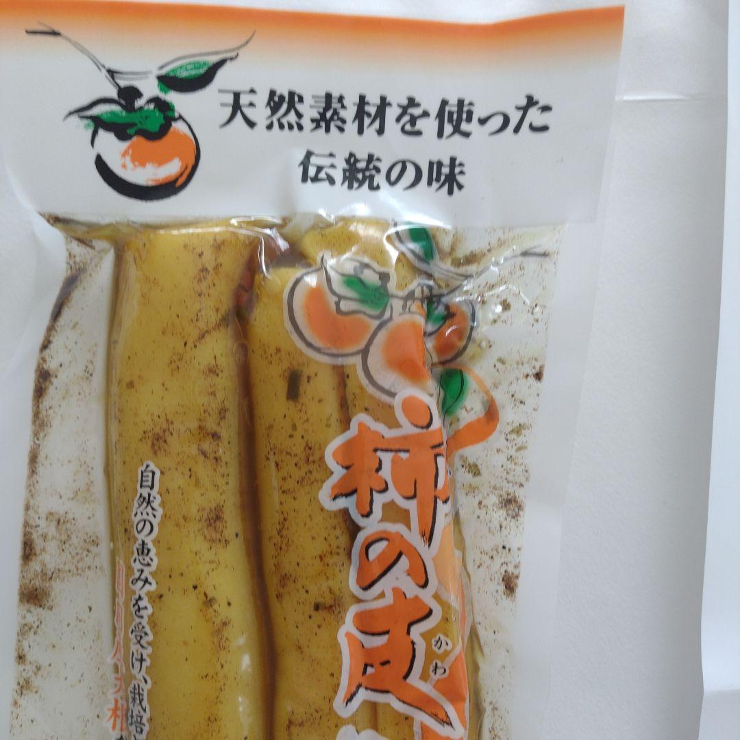 企業組合 農の花2024.11.14 たくあんの漬け込み徐々にスタートです 農の花のたくあんは自然素材のみ 塩、砂糖、ナスの葉、柿の皮、唐辛子、米糠です大根は干した支那大根 たくあんにした時のポリポリとした食感と 大根自体の甘みが特徴です じっくりと漬け込んで 旨み