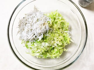 料理研究家リュウジさん考案の 無限キャベツ が簡単なのにおいしすぎる♡