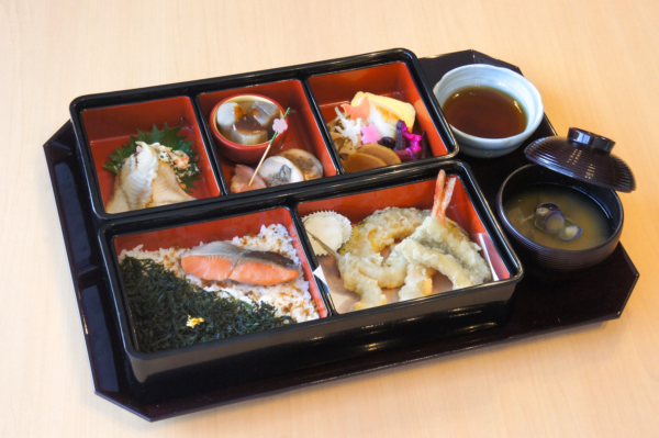 ロケ弁の定番『津多屋』のお弁当をデパ地下で。のり二段幕の内弁当。 - お菓子を巡る暮らしの雑記帖