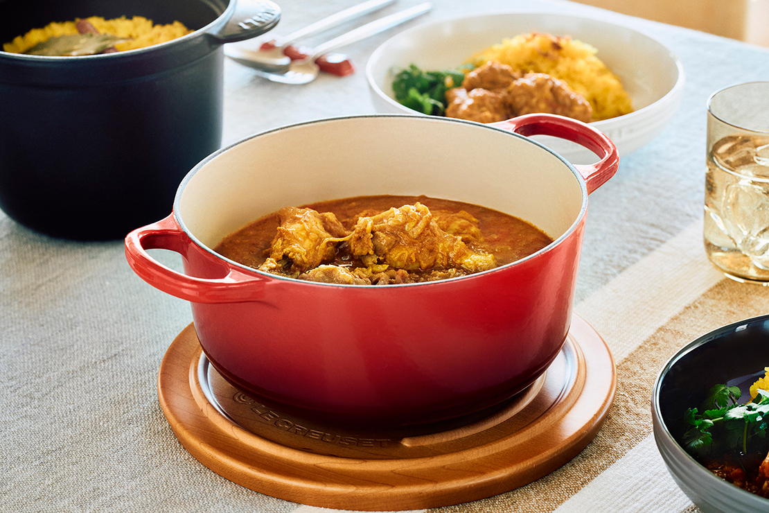 ル・クルーゼ公式レシピ ボルシチ ビタミン豊富で色鮮やかなビーツを使ったウクライナの定番煮込み料理。冷やしてもおいしいごちそうスープです。 材料2人分 シグニチャー ココット・ロンド 18cm 使用牛すね肉煮込み牛すね肉 200g 塩 少々 粗挽きこしょう