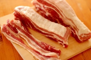 サロ豚の塩漬け。生で食べるの？ ハイ！ ウクライナ&ロシアではバターのように黒パンにのせウオッカと一緒に食べてます。 世界ではけっこう豚肉を生で食べてますよ😃塩は素材を美味しくしてくれます。 「塩・素材・水」美味しいもと！！サロ塩豚WAVE 出版女子