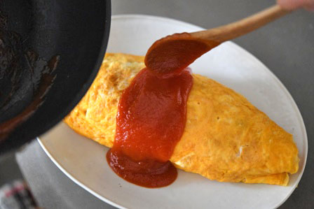 手ちぎり魚肉ソーセージのかぶせオムライス」は、インスタントコーヒー入りのソースもウマいです - メシ通ホットペッパーグルメ