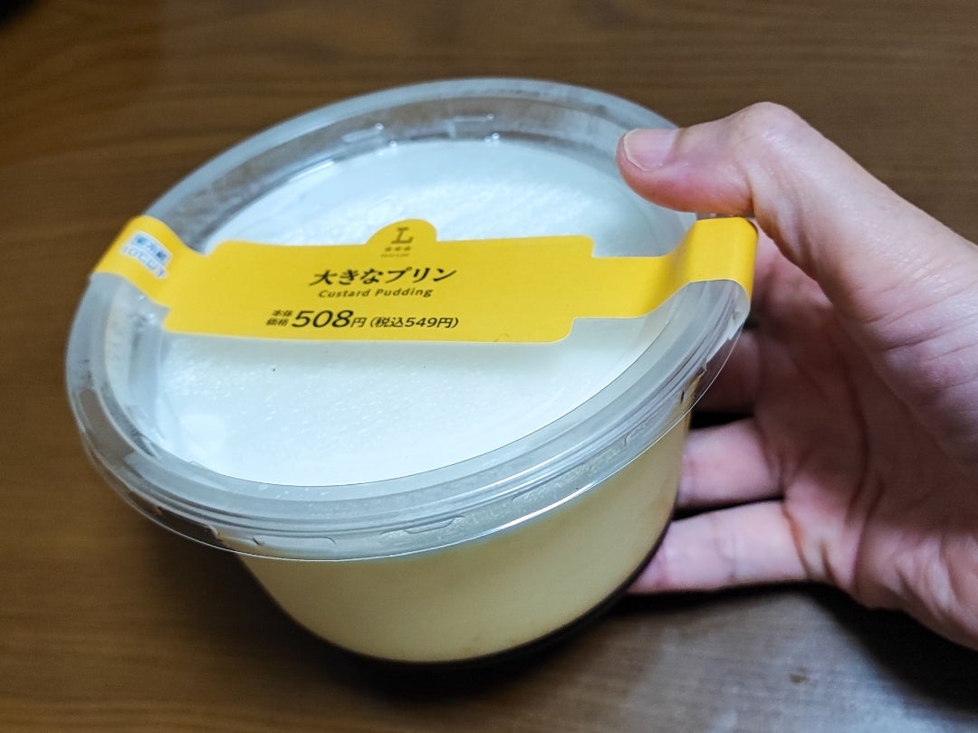 ファミリーマートで「窯出しプリンのパフェ」なるもの発見🍮 ちょっと気になったので買ってみました😊 蓋を開けると大きなプリンがお出まし😆その下はスポンジケーキで、次にコーヒーゼリー、そしてまたプリンと食べ応えバツグンでした😁窯出しプリンのパフェ