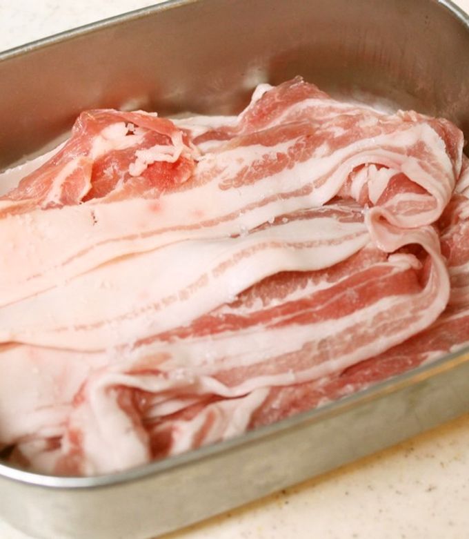 塩漬け豚のポトフ」のつくり方。豚肉のうま味をたっぷり引き出して 料理家・渡辺有子さんの“冬”のごちそう煮込み - 天然生活web